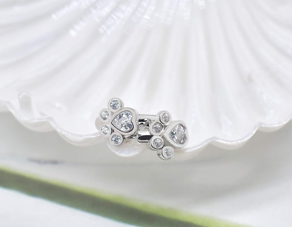 YUNA – Elegante Pfoten-Huggie-Creolen mit funkelnden Zirkonias für stilvolle Akzente