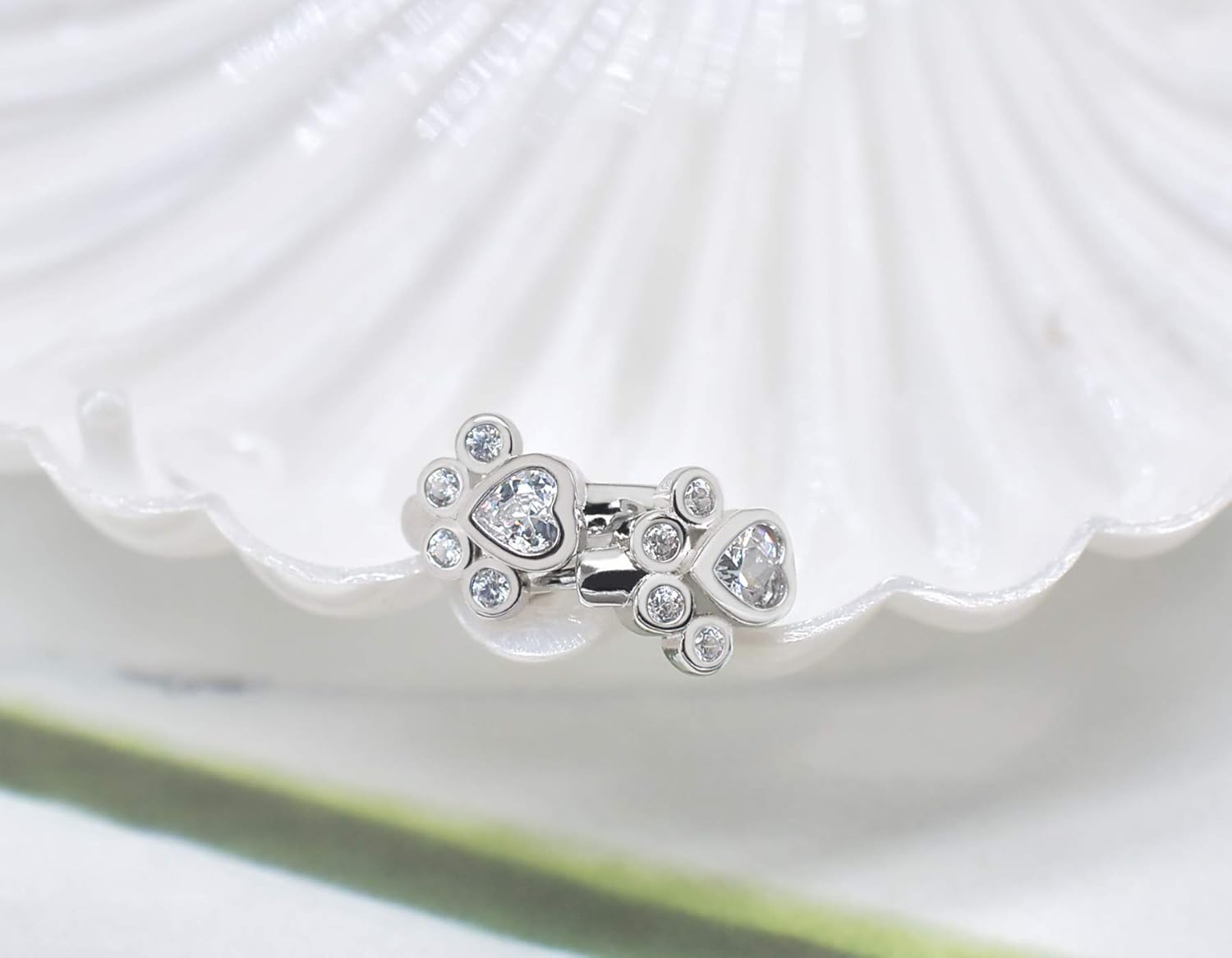 YUNA – Elegante Pfoten-Huggie-Creolen mit funkelnden Zirkonias für stilvolle Akzente